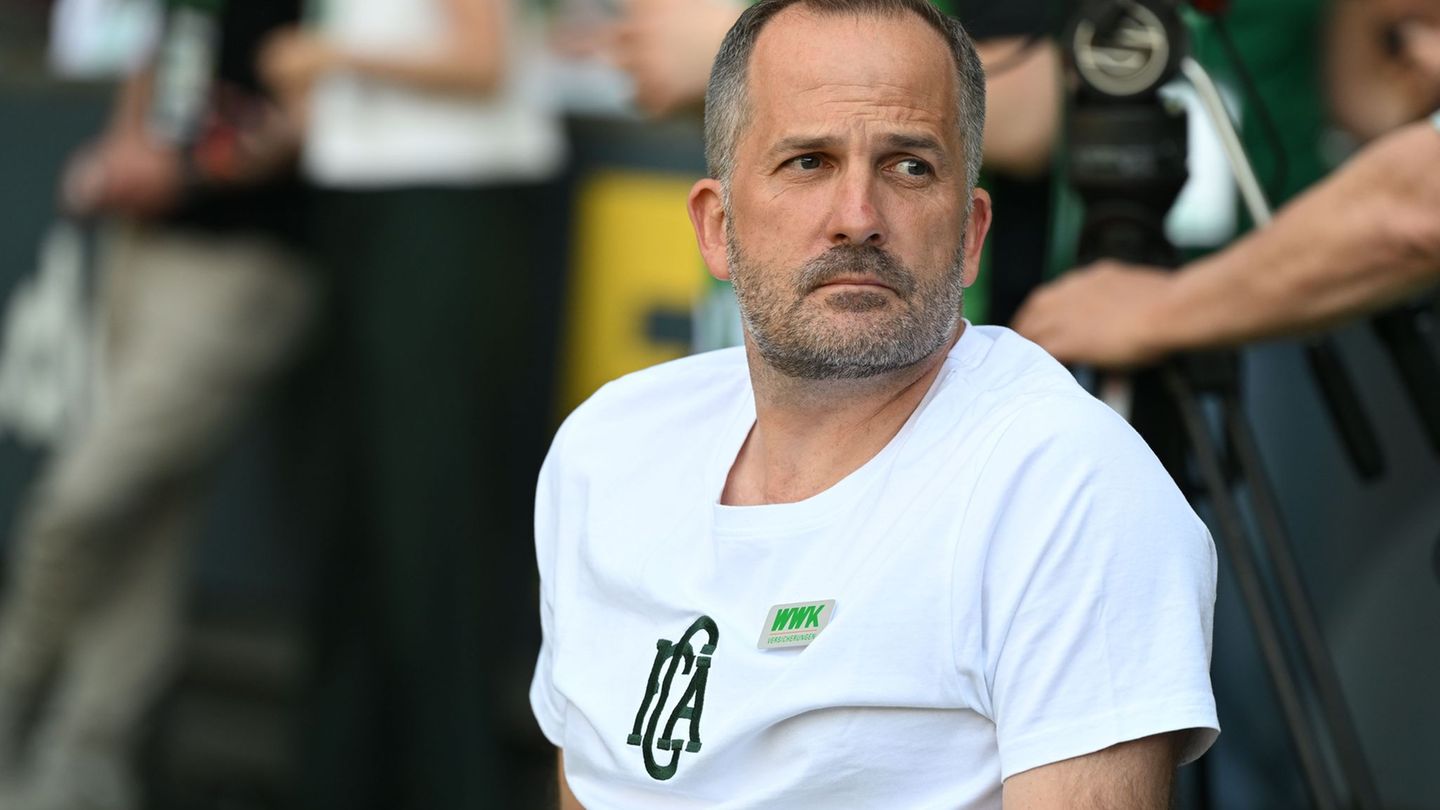 Darf mit Augsburg sogar noch von Europa träumen: Trainer Manuel Baum. (Archivbild) Foto: Carmen Jaspersen/dpa