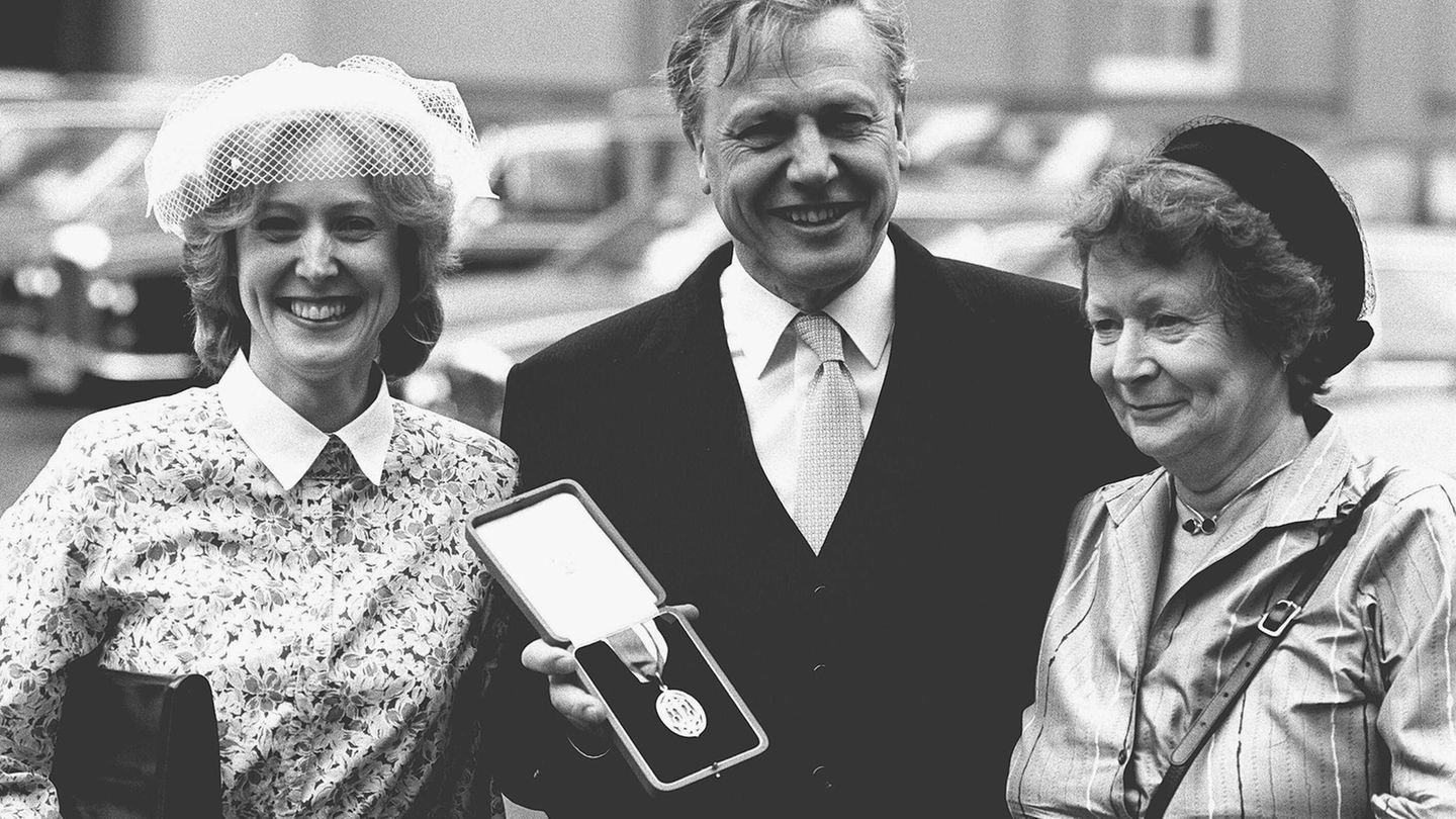 David Attenborough mit Frau und Tochter nach der Verleihung der Rittermedaille