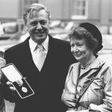 David Attenborough mit Frau und Tochter nach der Verleihung der Rittermedaille