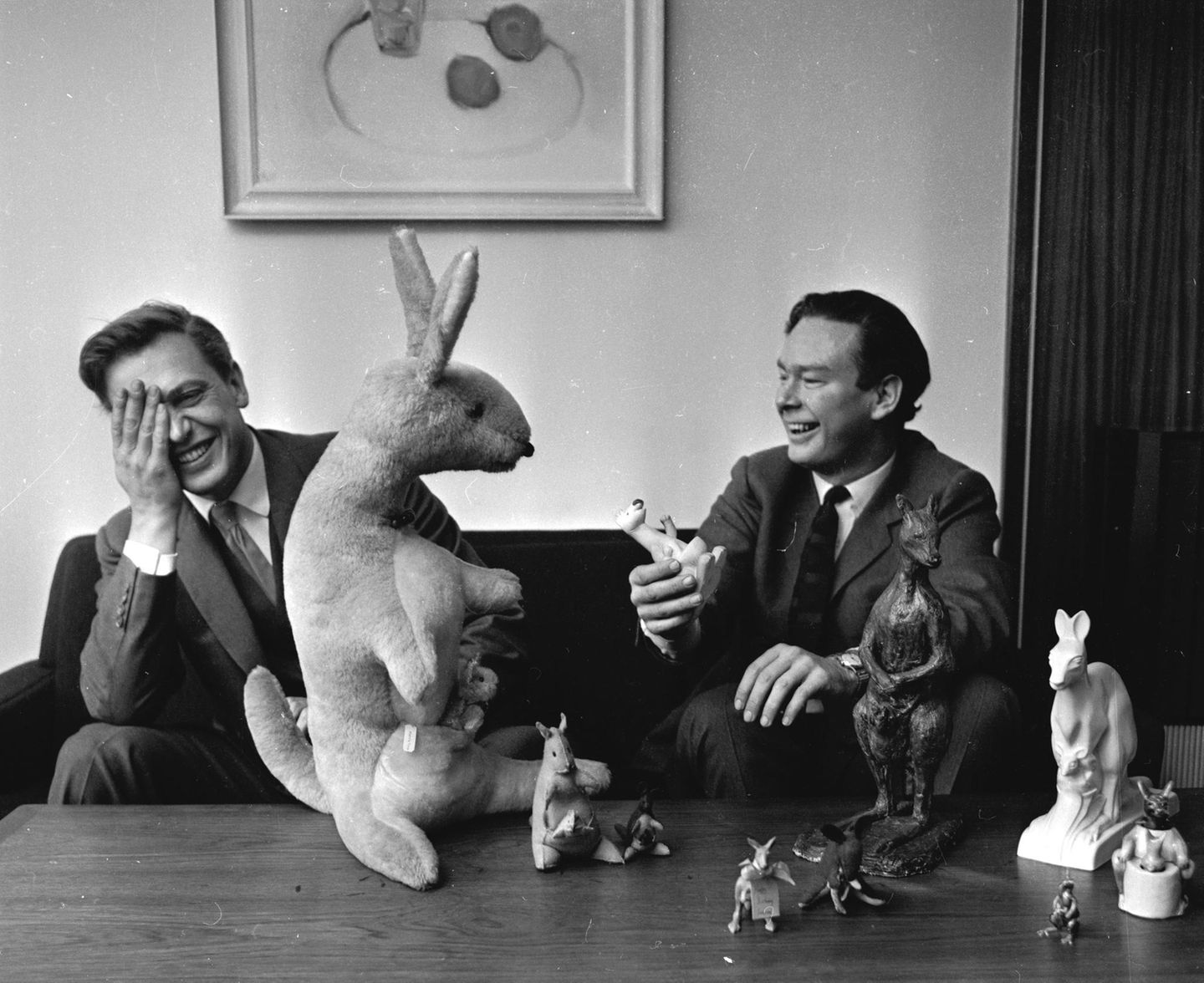 David Attenborough mit Michael Peacock mit Stofftieren