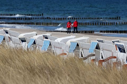 Am Freitag und Samstag scheint vielerorts die Sonne. (Symbolbild) Foto: Bernd Wüstneck/dpa