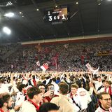 Freiburg, Deutschland. Nach dem 3:1-Rückspielsieg gegen Braga ist der Freiburger Einzug ins Finale der Europa League perfekt. Anschließend brechen im Breisgau alle Dämme – die Fans stürmen auf den Rasen, um zu feiern.