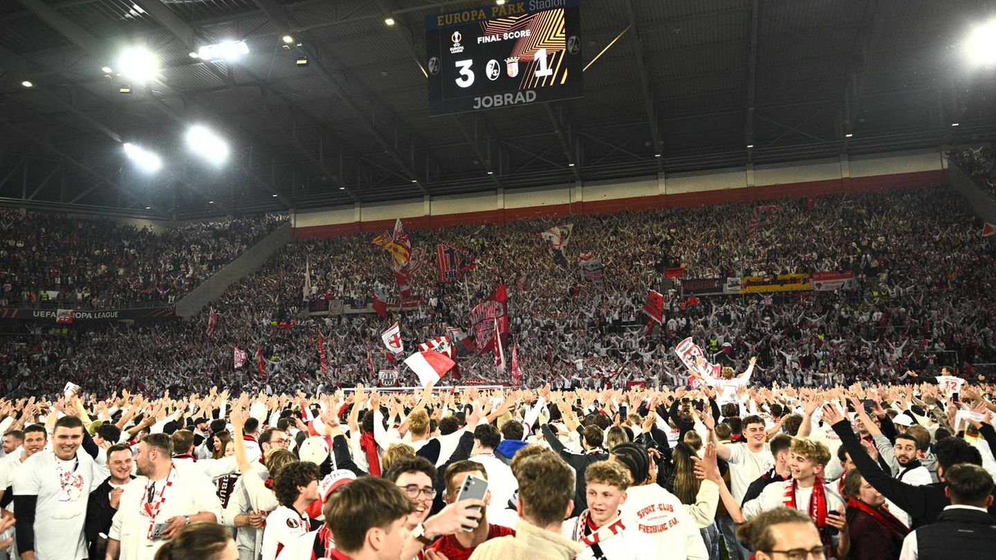 Freiburg, Deutschland. Nach dem 3:1-Rückspielsieg gegen Braga ist der Freiburger Einzug ins Finale der Europa League perfekt. Anschließend brechen im Breisgau alle Dämme – die Fans stürmen auf den Rasen, um zu feiern.