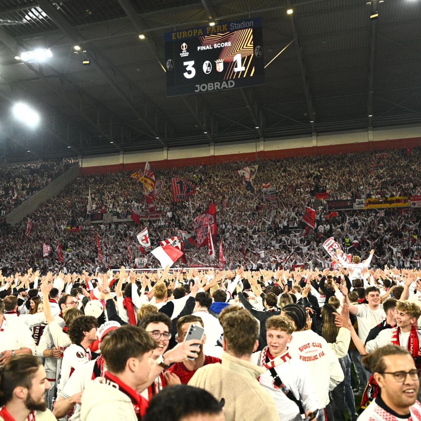 Freiburg, Deutschland. Nach dem 3:1-Rückspielsieg gegen Braga ist der Freiburger Einzug ins Finale der Europa League perfekt. Anschließend brechen im Breisgau alle Dämme – die Fans stürmen auf den Rasen, um zu feiern.