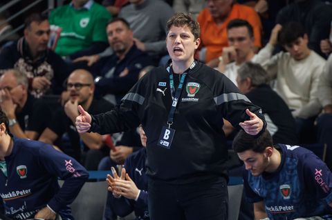 Füchse-Trainer Nicolej Krickau erwartet in Kiel eine ganz schwierige Aufgabe (Archivbild) Foto: Andreas Gora/dpa