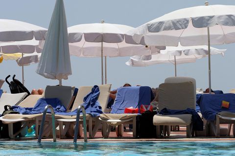 Mit Handtuch reservierte Hotelliegen