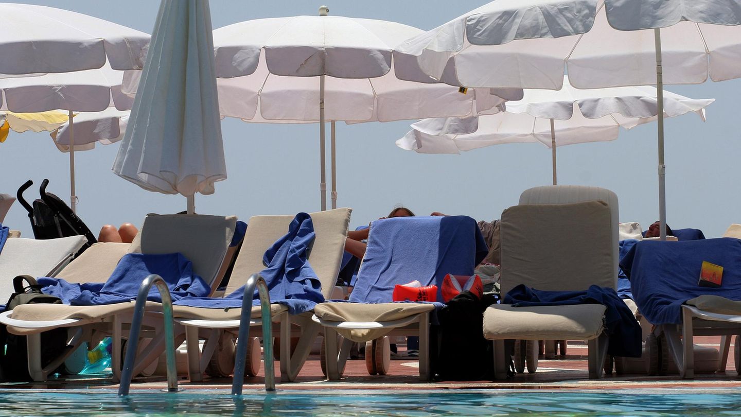 Mit Handtuch belegt: Mann klagt wegen reservierter Pool-Liegen – und gewinnt