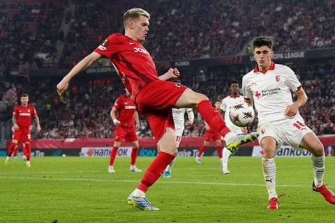 Der SC Freiburg, hier mit Nationalspieler Matthias Ginter (l.), steht im Finale der Europa League.