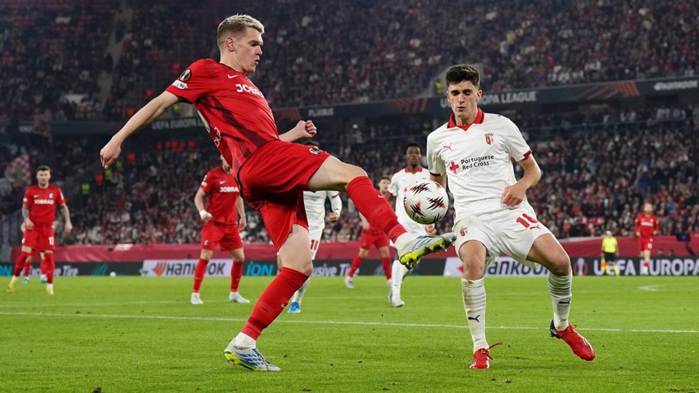 Der SC Freiburg, hier mit Nationalspieler Matthias Ginter (l.), steht im Finale der Europa League.