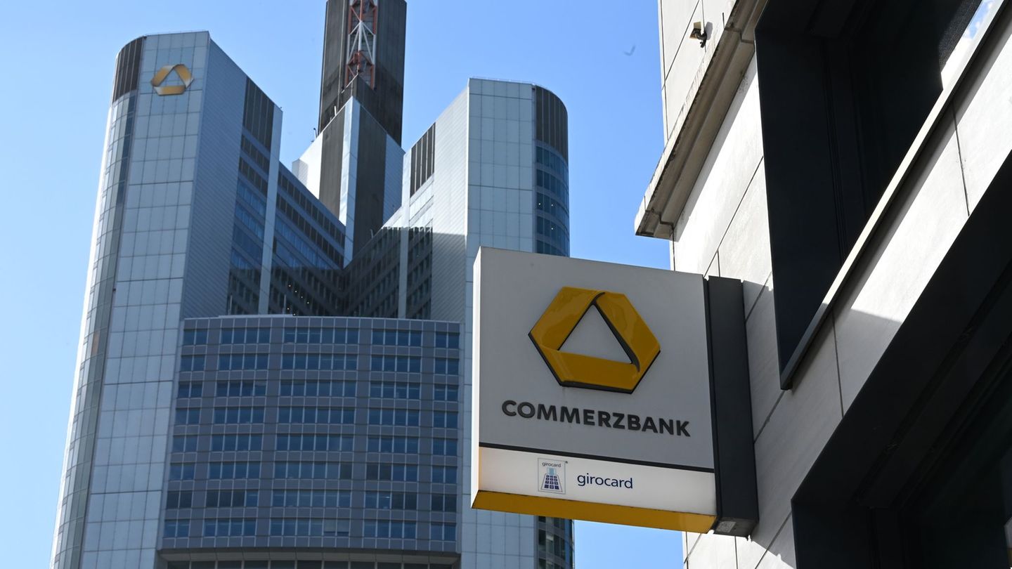 Die Commerzbank wehrt sich seit Monaten gegen eine mögliche Übernahme durch die Unicredit. (Archivbild) Foto: Michael Brandt/dpa