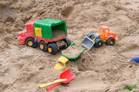 Nach dem Tod eines Dreijährigen aus Ostfriesland ist klar: Das Kind erstickte im Sand. (Symbolbild) Foto: Robert Michael/dpa-Zen