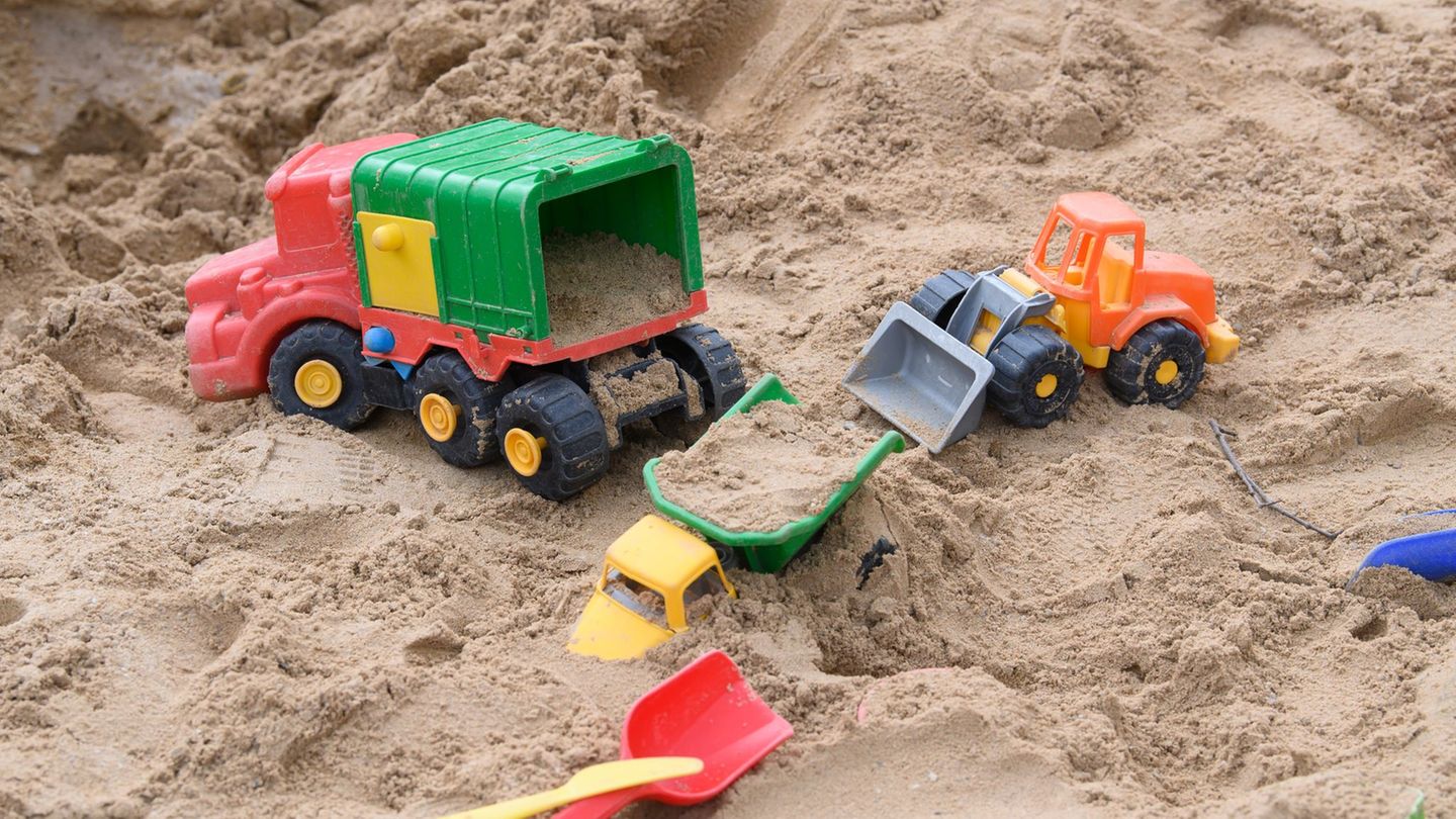 Nach dem Tod eines Dreijährigen aus Ostfriesland ist klar: Das Kind erstickte im Sand. (Symbolbild) Foto: Robert Michael/dpa-Zen