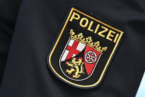 Die Polizei ist mit Großaufgebot vor Ort. (Symbolbild) Foto: Arne Dedert/dpa