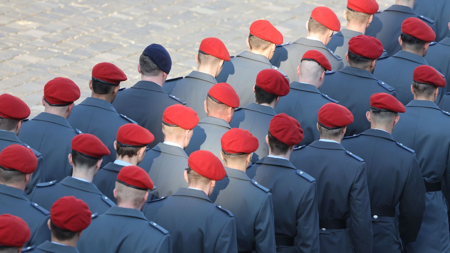 Für den Aufbau zusätzlicher Rekruten eröffnet die Bundeswehr auch in Nordrhein-Westfalen neue Musterungszentren. (Archivbild) Fo