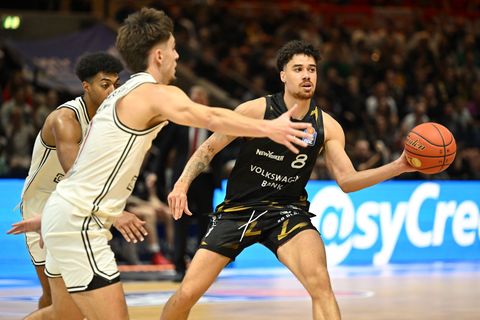 Joshua Obiesie und die Basketball Löwen Braunschweig steigen aus der Bundesliga ab. (Archivbild) Foto: Swen Pförtner/dpa