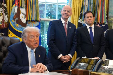 Bei den Ticketpreisen für die Fußball-WM kommt selbst Donald Trump ins Staunen. (Archivbild) Foto: Evan Vucci/AP/dpa