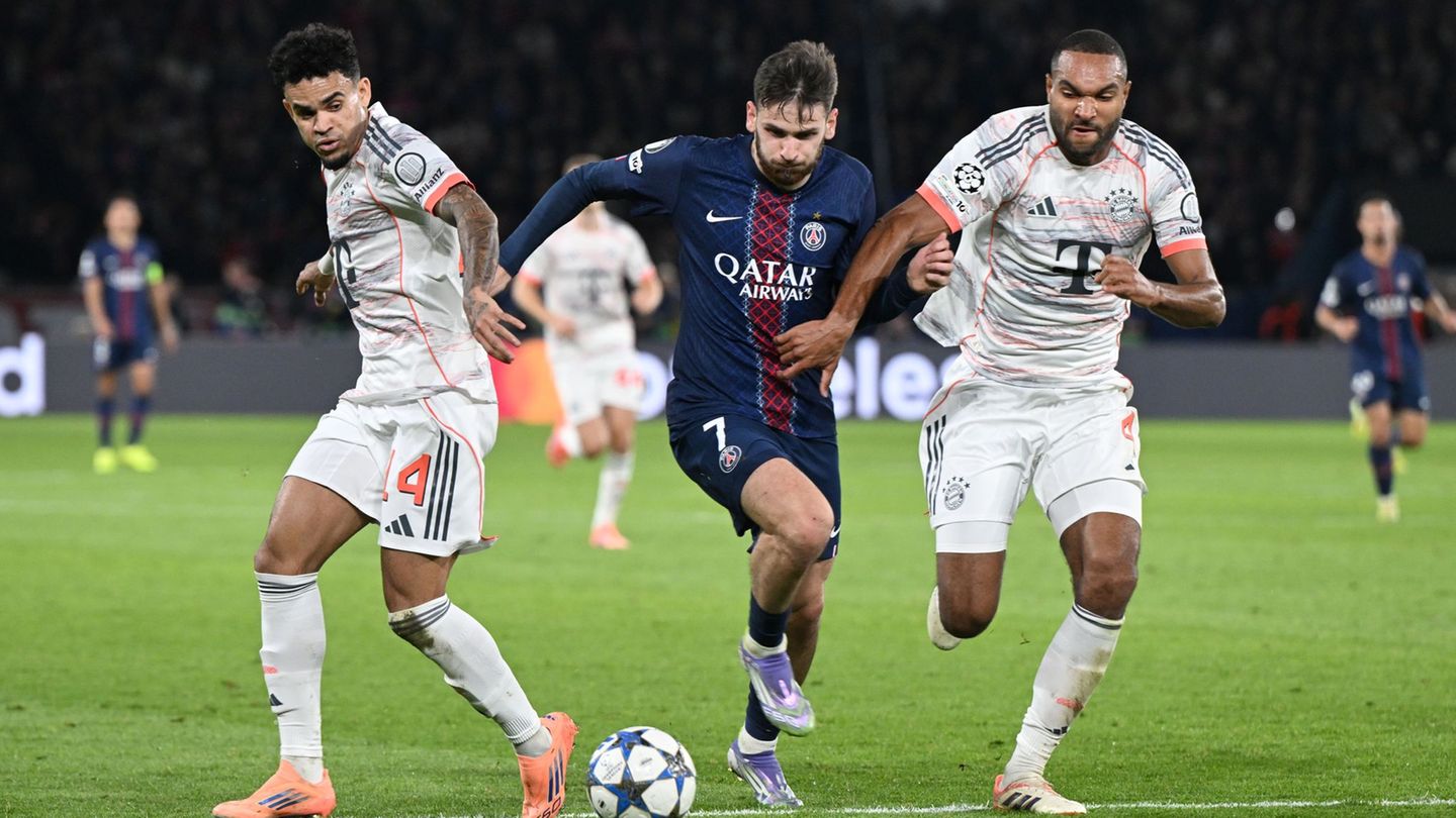 Ein Stürmer mit enormer Dynamik: PSG-Profi Chwitscha Kwarazchelia (M). (Archivbild) Foto: Federico Gambarini/dpa