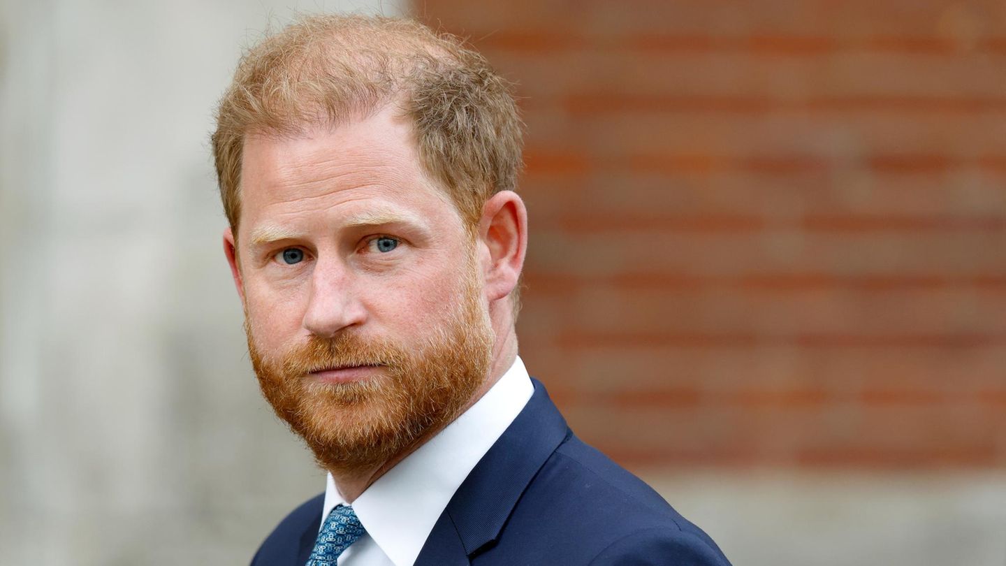 Prinz Harry im Portrait, er guckt ernst