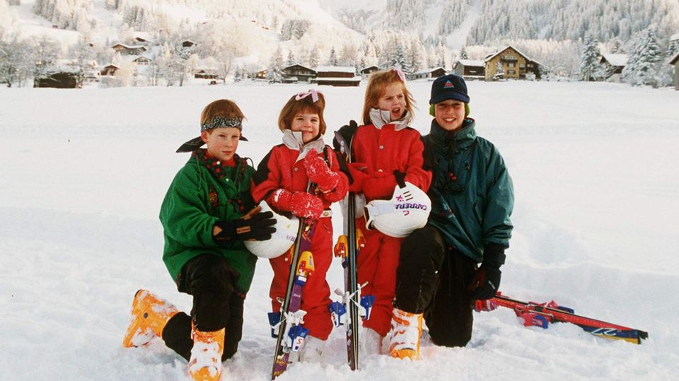 Prinz Harry als Kind im Skiurlaub mit seinen Cousinen