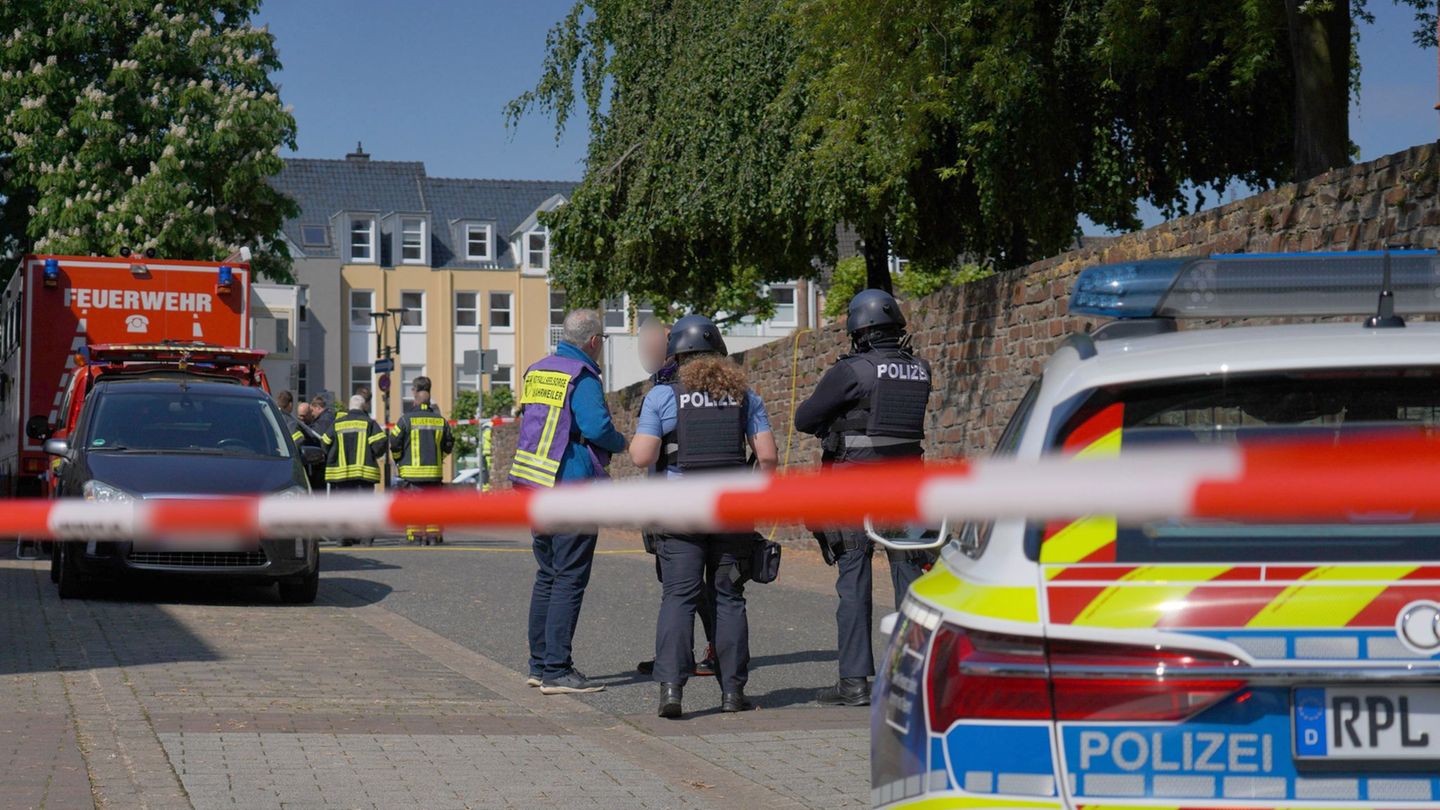 Einsatzkräfte sind mit einem Großaufgebot vor Ort. Foto: Sascha Ditscher/dpa