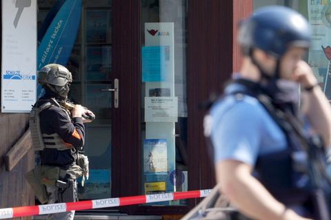 Die Polizei muss abwarten, wie sich die Lage "in den nächsten Minuten, Stunden" entwickelt. Foto: Thomas Frey/dpa