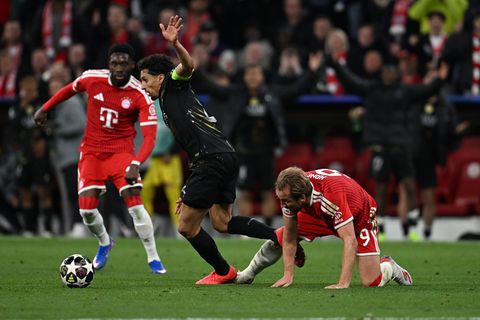 Alphonso Davies (l), hier noch in Aktion gegen Paris, fällt erneut verletzt aus. Foto: Sven Hoppe/dpa
