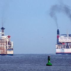 Öl im Maschinenraum hat im Rostocker Hafen für einen großen Feuerwehreinsatz gesorgt. (Symbolbild) Foto: Bernd Wüstneck/dpa
