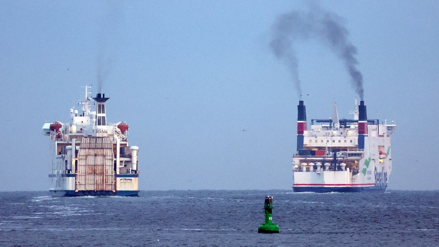 Öl im Maschinenraum hat im Rostocker Hafen für einen großen Feuerwehreinsatz gesorgt. (Symbolbild) Foto: Bernd Wüstneck/dpa