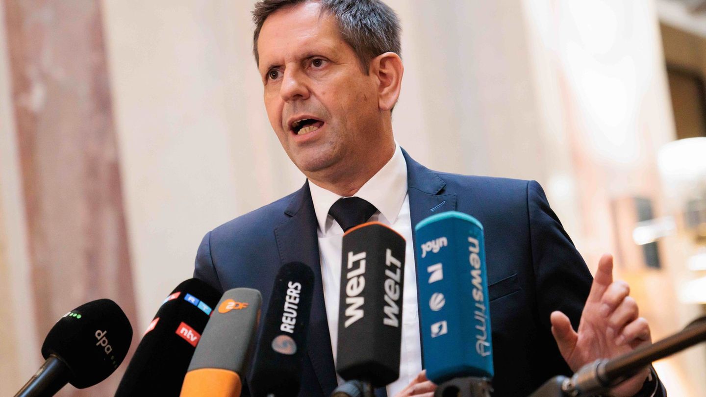 Olaf Lies (SPD), Ministerpräsident von Niedersachsen, gibt ein Statement während der Sitzung des Bundesrates. Foto: Carsten Koal