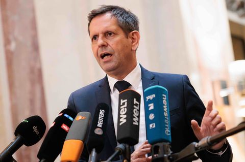 Olaf Lies (SPD), Ministerpräsident von Niedersachsen, gibt ein Statement während der Sitzung des Bundesrates. Foto: Carsten Koal