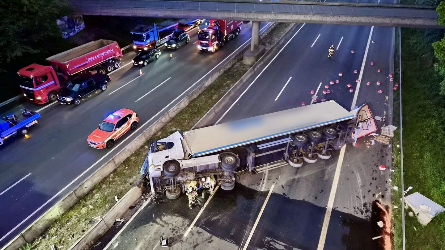 Auf der A3 bei Solingen ist der Streckenabschnitt in Richtung Köln gesperrt. Foto: Tim Oelbermann/dpa