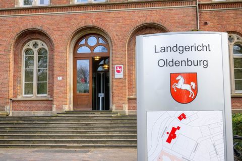 Vor dem Landgericht Oldenburg hat ein Prozess um den gewaltsamen Tod eines Mannes in einer Arbeiterunterkunft begonnen. (Archivb