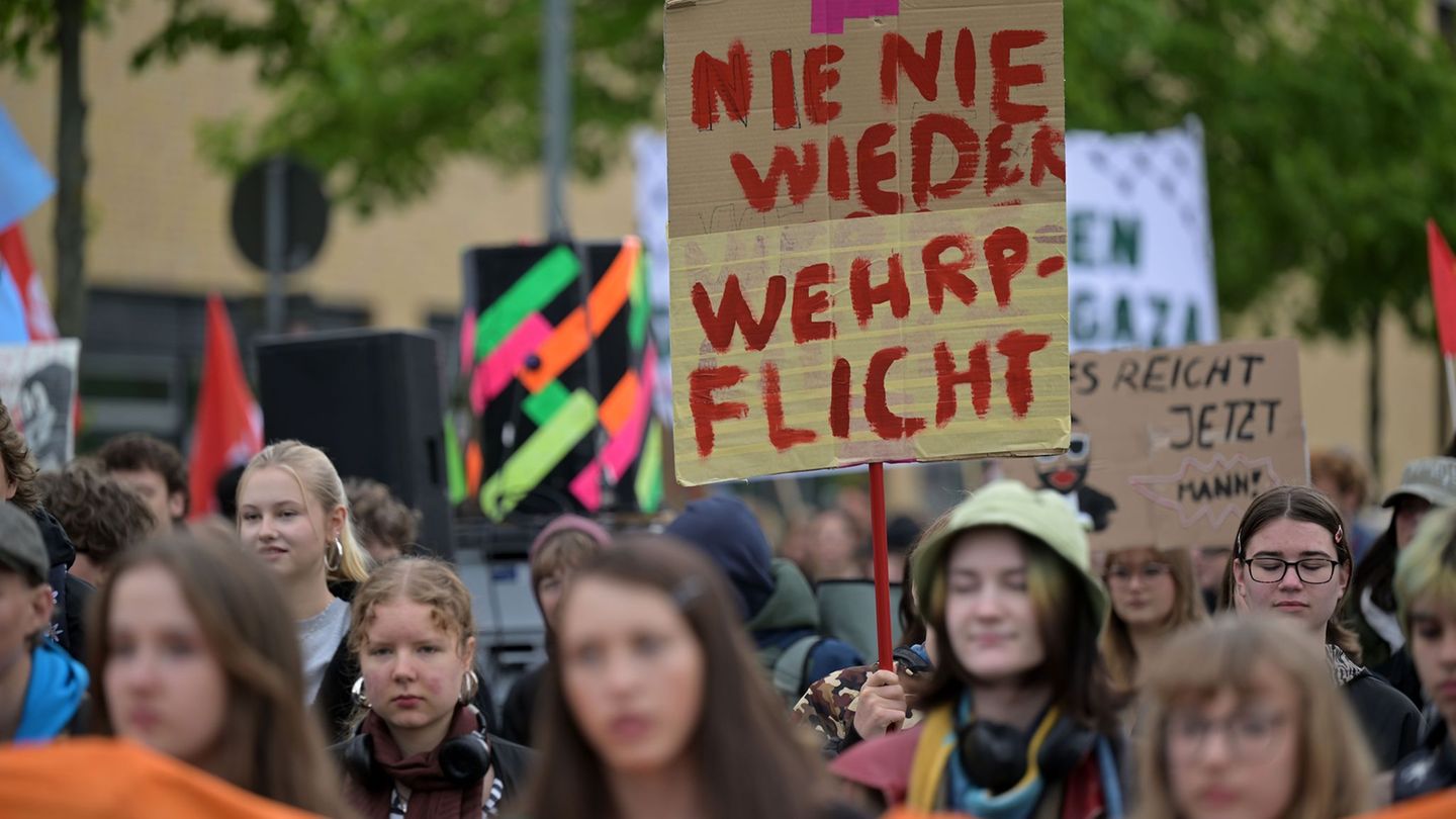 Schülerinnen und Schüler wollen keine Wehrpflicht mehr - und demonstrieren in Potsdam dagegen. Foto: Michael Bahlo/dpa