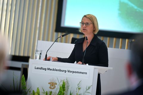 Landtagspräsidentin Birgit Hesse erwähnte in ihrer Rede nicht die Zeit der sowjetischen Besatzung im Osten Deutschlands und die