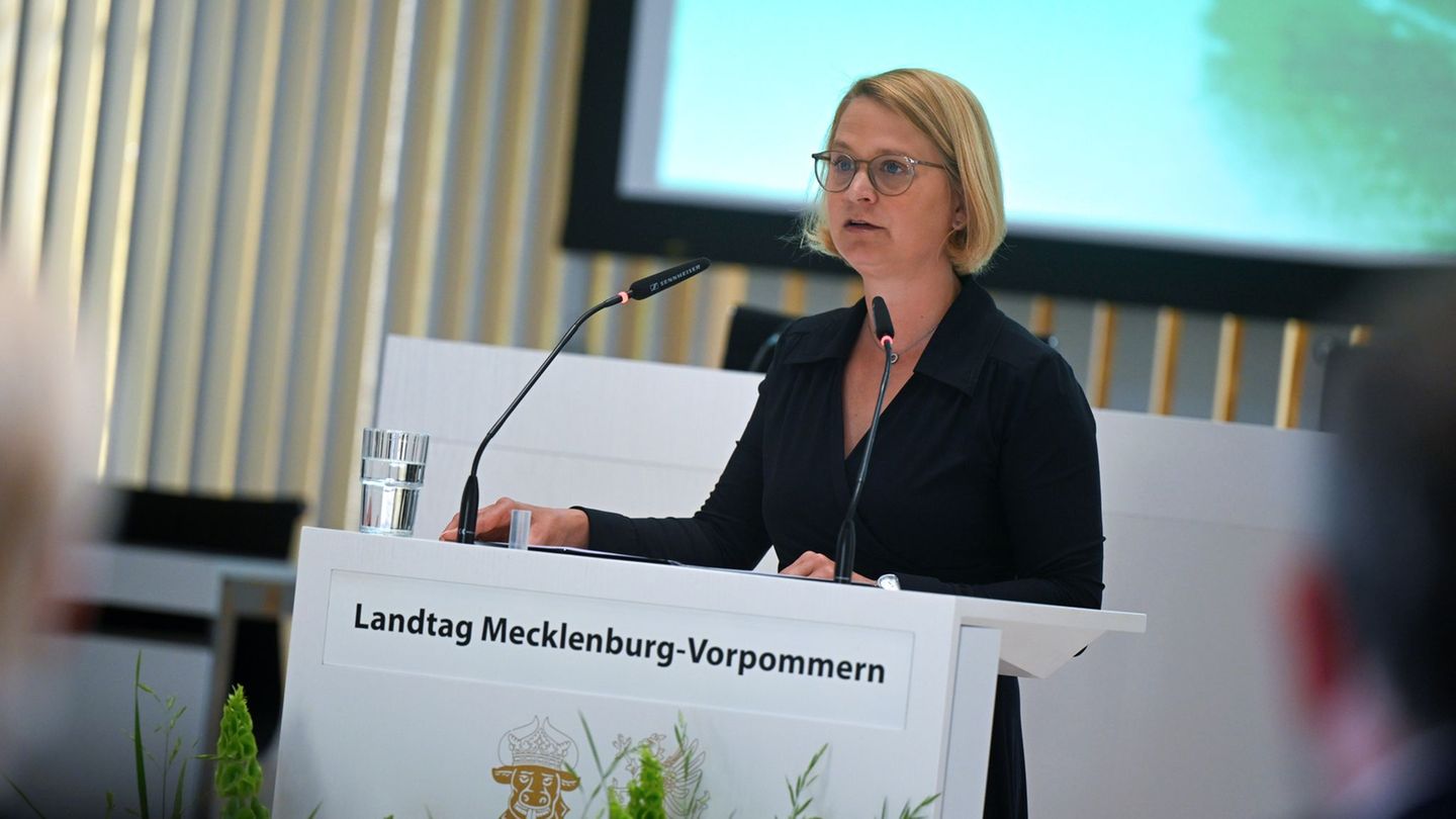 Landtagspräsidentin Birgit Hesse erwähnte in ihrer Rede nicht die Zeit der sowjetischen Besatzung im Osten Deutschlands und die