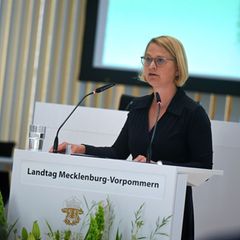 Landtagspräsidentin Birgit Hesse erwähnte in ihrer Rede nicht die Zeit der sowjetischen Besatzung im Osten Deutschlands und die