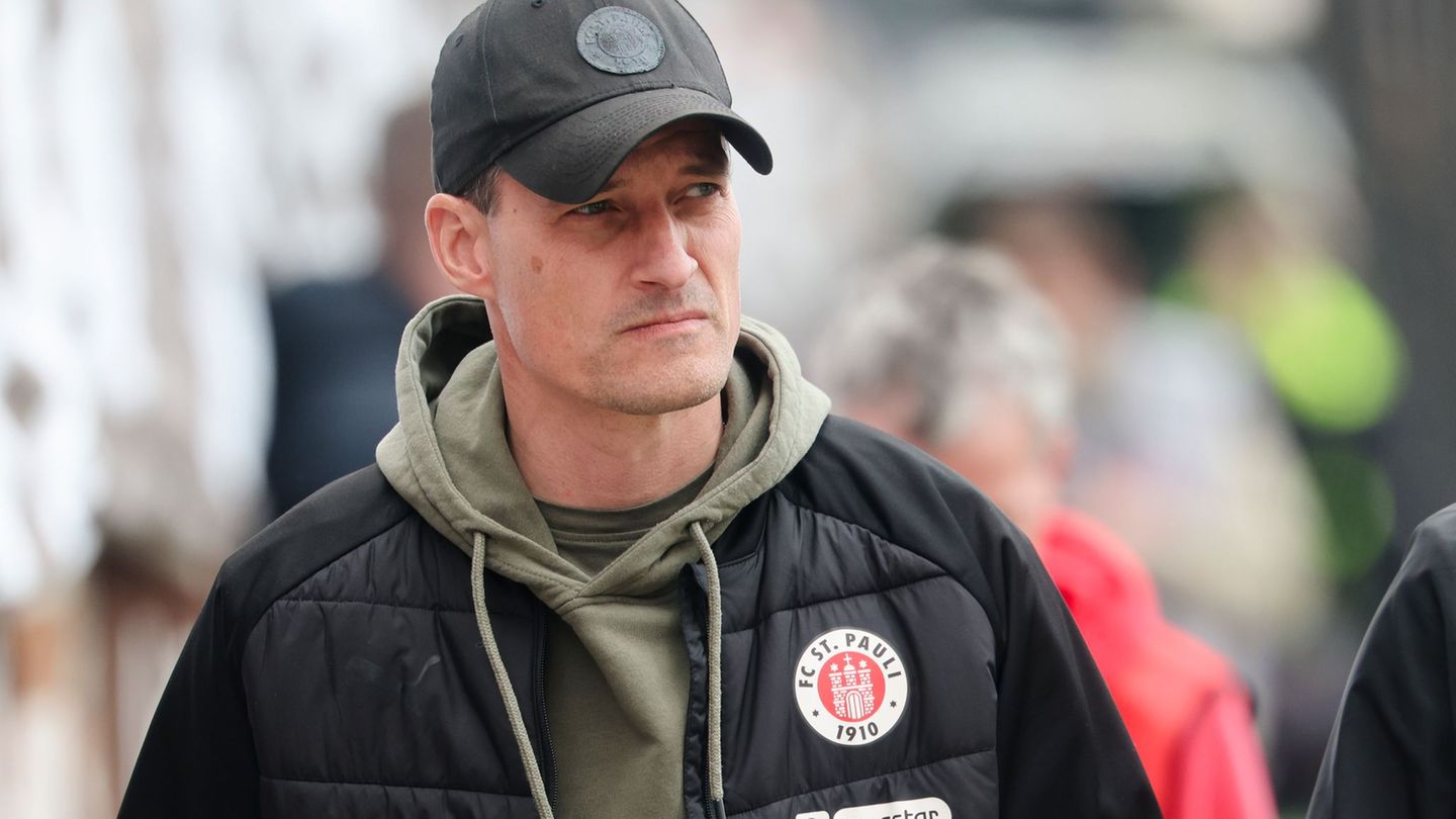 Ist als Krisenmanager gefordert: St. Paulis Trainer Alexander Blessin. (Archivbild) Foto: Frank Molter/dpa