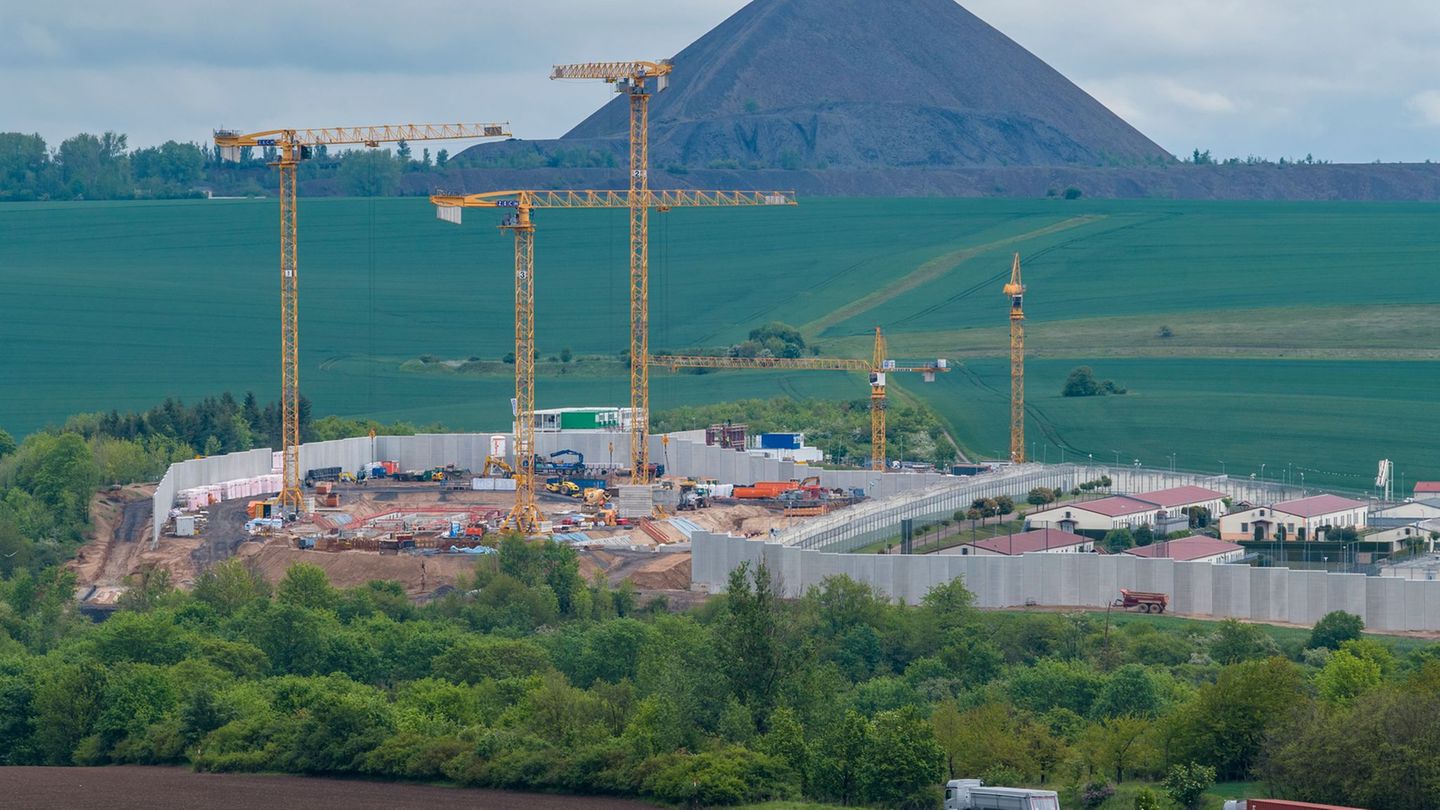 In dem Gefängnis im Landkreis Mansfeld-Südharz werden zwei neue Hafthäuser, ein zentrales Pforten- und Schleusengebäude sowie ne