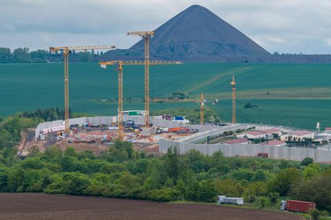 In dem Gefängnis im Landkreis Mansfeld-Südharz werden zwei neue Hafthäuser, ein zentrales Pforten- und Schleusengebäude sowie ne