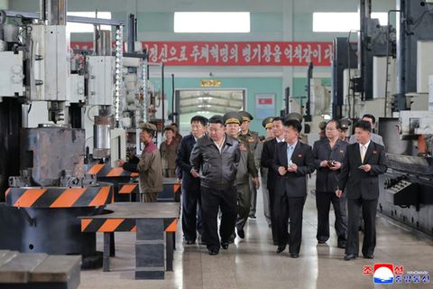 Kim (M.) beim Besuch einer Rüstungsfabrik am Mittwoch