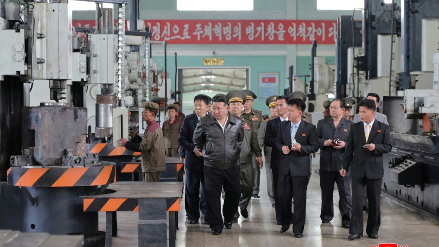 Kim (M.) beim Besuch einer Rüstungsfabrik am Mittwoch