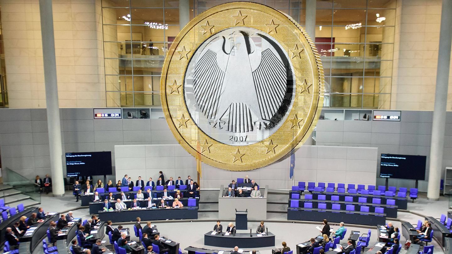Plenum im Bundestag mit einkopierter Euromünze