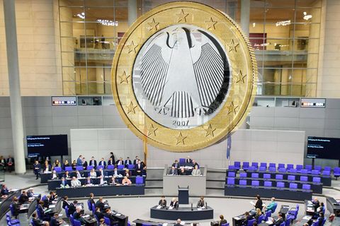 Plenum im Bundestag mit einkopierter Euromünze