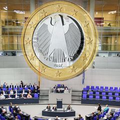 Plenum im Bundestag mit einkopierter Euromünze