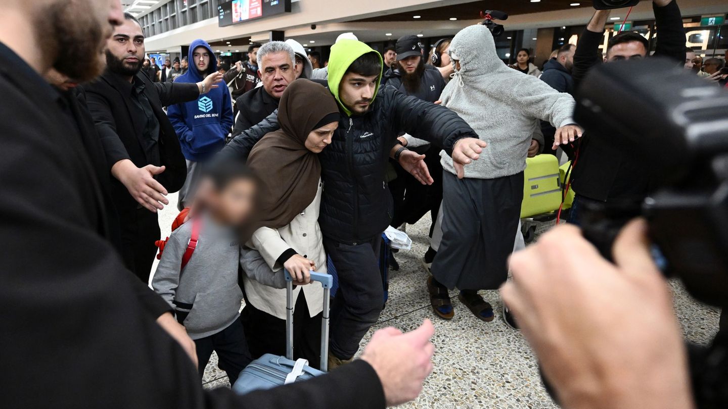 Bei der Ankunft der Frauen sei es teils zu chaotischen Szenen am Flughafen gekommen, berichten australische Medien. Foto: Joel C