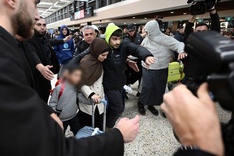 Bei der Ankunft der Frauen sei es teils zu chaotischen Szenen am Flughafen gekommen, berichten australische Medien. Foto: Joel C