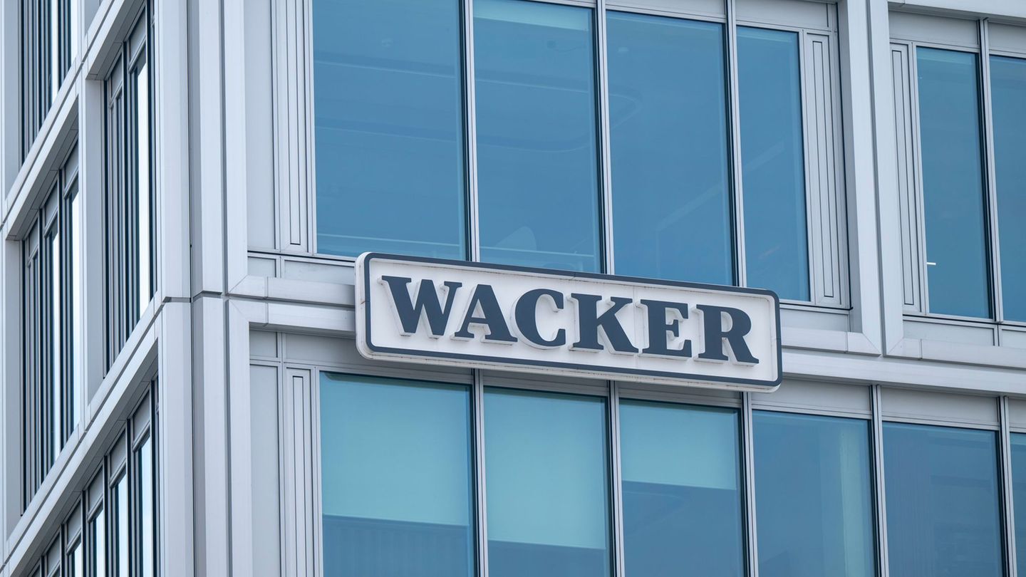 Wacker Chemie bekommt die Flaute zu spüren. (Archivbild) Foto: Peter Kneffel/dpa