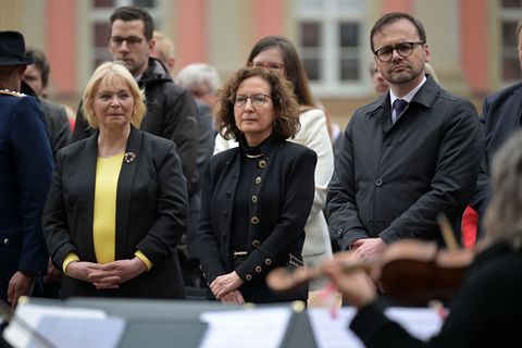 Bei einer Feierstunde zum Ende des Zweiten Weltkrieges haben Brandenburgs Landtagspräsidentin Ulrike Liedtke, Vize-Ministerpräsi