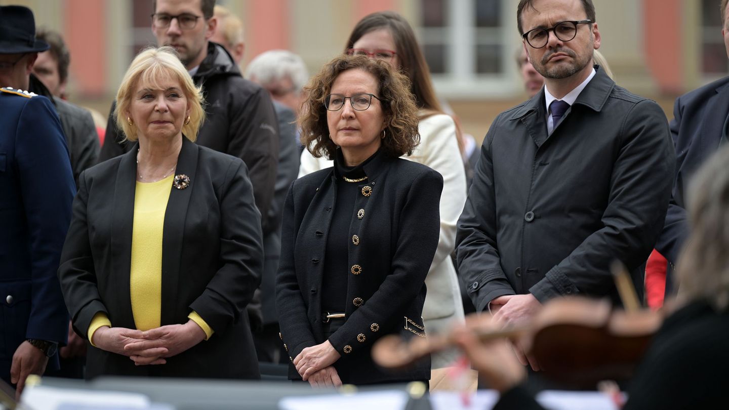 Bei einer Feierstunde zum Ende des Zweiten Weltkrieges haben Brandenburgs Landtagspräsidentin Ulrike Liedtke, Vize-Ministerpräsi