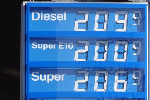 Wer an der Zapfsäule Geld sparen will, sollte am späten Vormittag tanken.